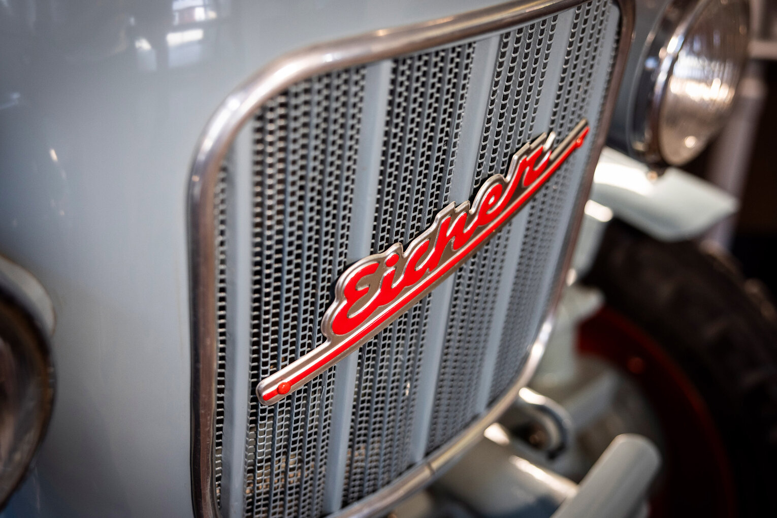 EICHER Schriftzug am Traktor Detailaufnahme des EICHER Logos am Traktor