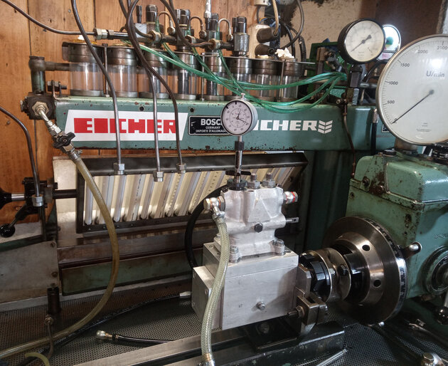 Kugelfischer Einspritzpumpen Reparatur Techniker arbeitet an Einspritzpumpe im Prüfstand