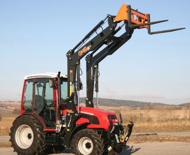 Dexheimer 509 POM-S-70 mit Hubarm Traktor mit angehobener Lastgabel auf Feldweg