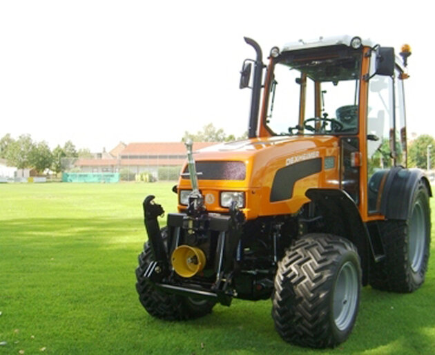 Dexheimer 509 Kommunal links schräg vorne Gelber Kommunaltraktor schräg von vorne links fotografiert