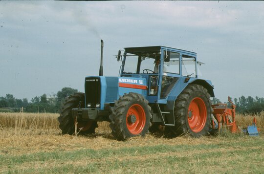 EICHER Traktor Chronik 1989 EICHER Schlepper auf dem Feld im Jahr 1989