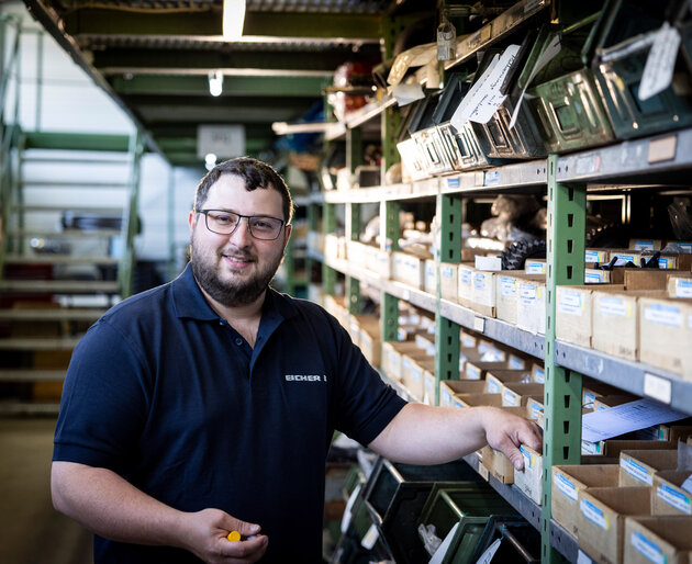 Eicher Ersatzteillager Mitarbeiter Mitarbeiter im Ersatzteillager der Eicher Vertriebs GmbH