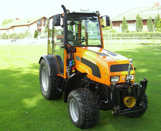 Dexheimer 509 Kommunal rechts vorne Gelber Kommunaltraktor von vorne rechts aufgenommen