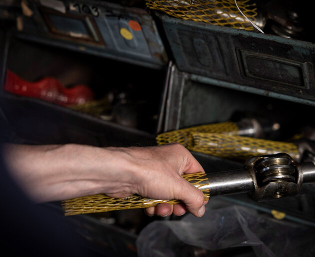 Eicher Mitarbeiter bei der Arbeit Arbeiten im Ersatzteil- und Servicebereich der Eicher Vertriebs GmbH