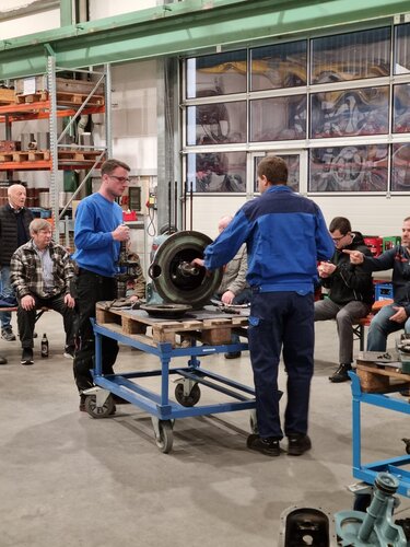 Besucher am EICHER Messestand Menschen am EICHER Stand auf einer Messe