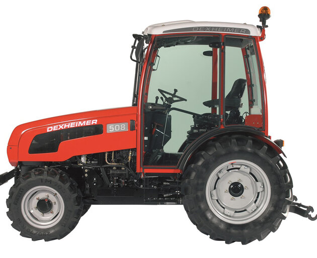 Traktor linke Seitenansicht freigestellt Freigestellter Traktor in Seitenansicht von links