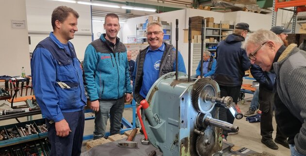 Gespräch am Messestand Besucher im Gespräch mit Mitarbeitern der Eicher Vertriebs Gmbh