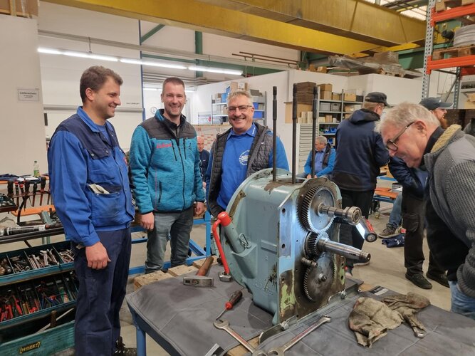 Gespräch am Messestand Besucher im Gespräch mit Mitarbeitern der Eicher Vertriebs Gmbh