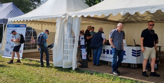 EICHER Stand auf Veranstaltung im Freien Messestand der Eicher Vertriebs GmbH mit Pavillons draußen
