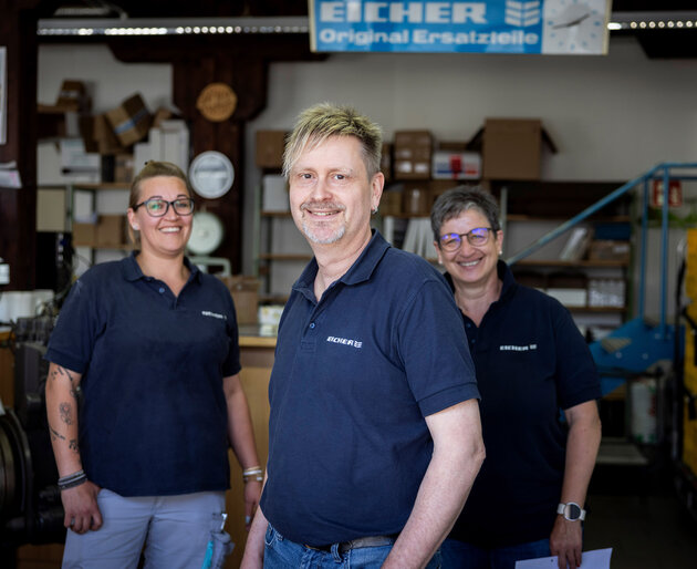 Eicher Teamfoto im Lager Mitarbeiter der Eicher Vertriebs GmbH im Ersatzteillager