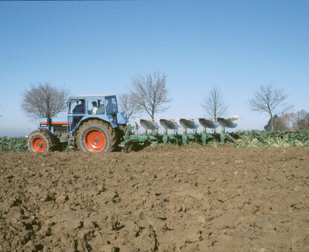 EICHER Traktor beim Pflügen EICHER Schlepper in Aktion bei landwirtschaftlicher Arbeit