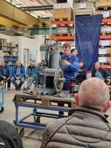 Vorführung am EICHER Stand Mitarbeiter zeigen EICHER Ersatzteile am Messestand