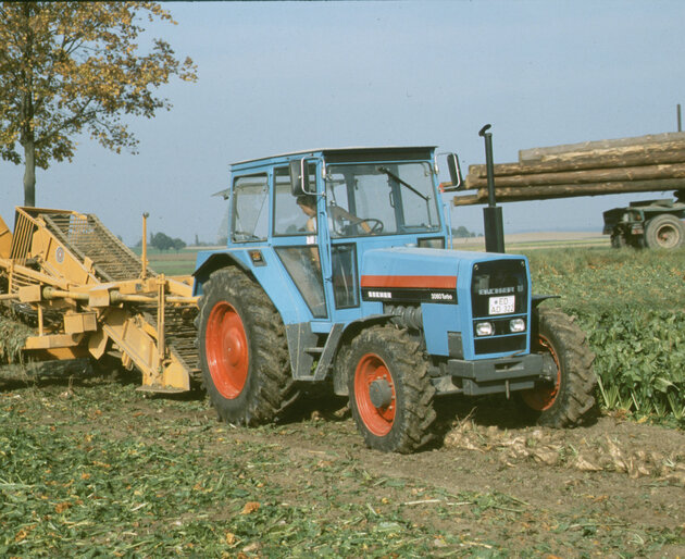 EICHER Traktor Slider 6 EICHER Traktor mit angebautem Gerät bei der Feldarbeit