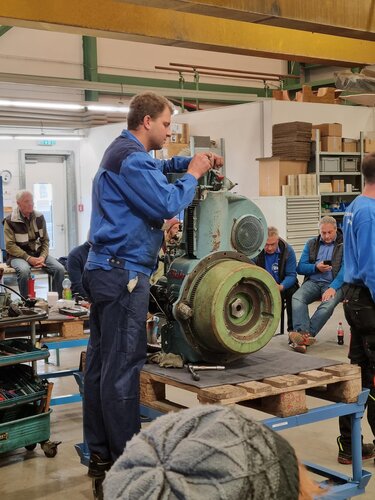 Demonstration von EICHER Technik Vorführung einer EICHER Maschine auf der Messe