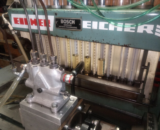 Kugelfischer Einspritzpumpe in Werkstatt Montage einer Einspritzpumpe auf Prüfstand