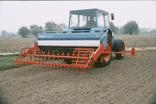 EICHER Traktor Chronik 1987 EICHER Schlepper bei der Feldarbeit 1987