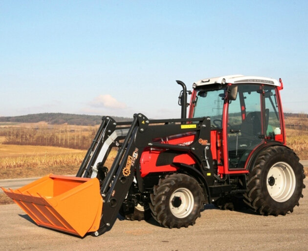 Dexheimer 509 POM-S-70 mit Frontlader Einsatzbereiter Traktor mit Schaufel im Außengelände
