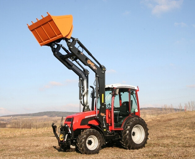 Dexheimer 509 POM-S-70 mit Schaufel oben Traktor hebt Schaufel senkrecht in Fahrposition