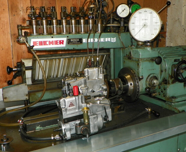 Kugelfischer Einspritzpumpe Testgerät Prüfstand mit angeschlossener Kugelfischer Pumpe