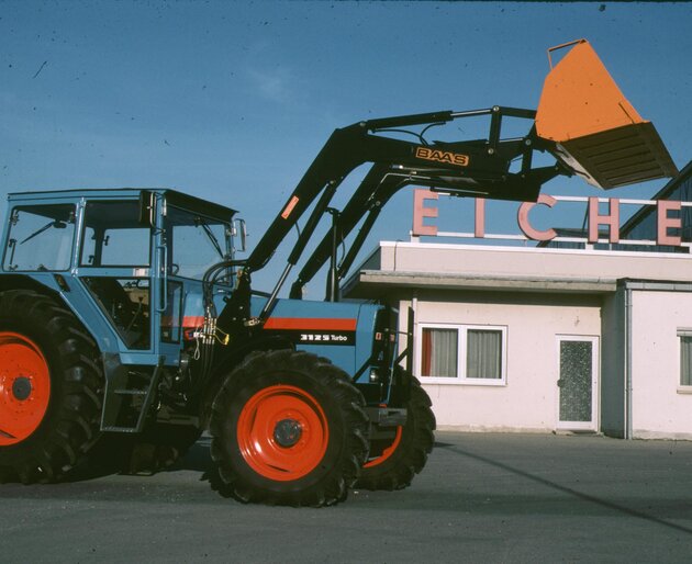 EICHER Traktor Slider 5 Moderner EICHER Traktor mit Frontlader vor Gebäude