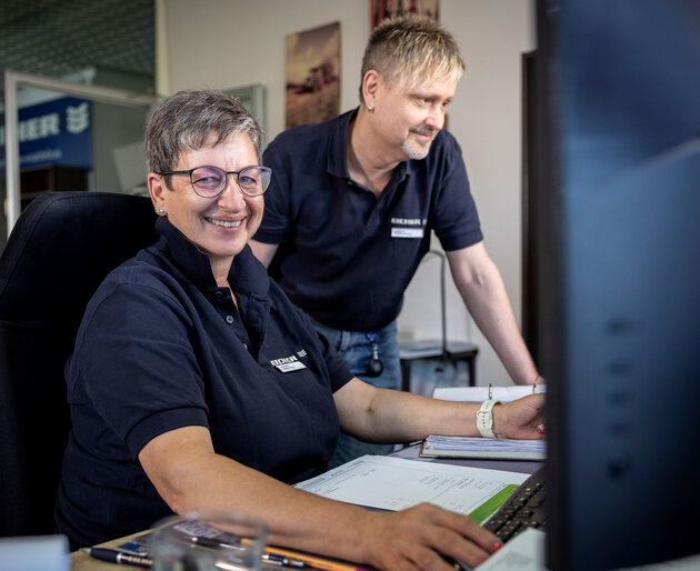 Eicher Beratungsgespräch Mitarbeiter der Eicher Vertriebs GmbH im Kundengespräch