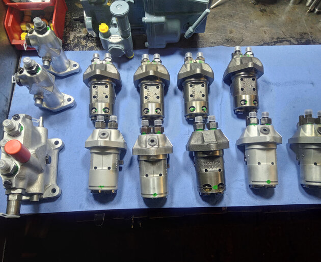 Kugelfischer Einspritzpumpen Ersatzteile Mehrere Einspritzpumpen nebeneinander aufgereiht