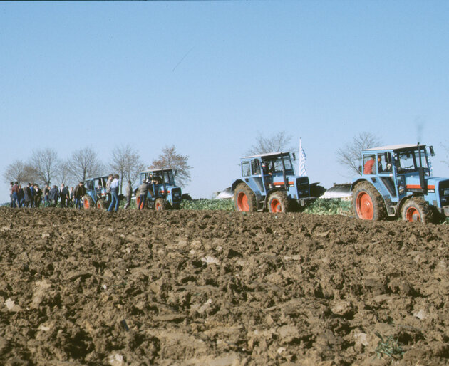 EICHER Traktor auf Acker Zwei EICHER Traktoren bei gemeinsamer Feldarbeit