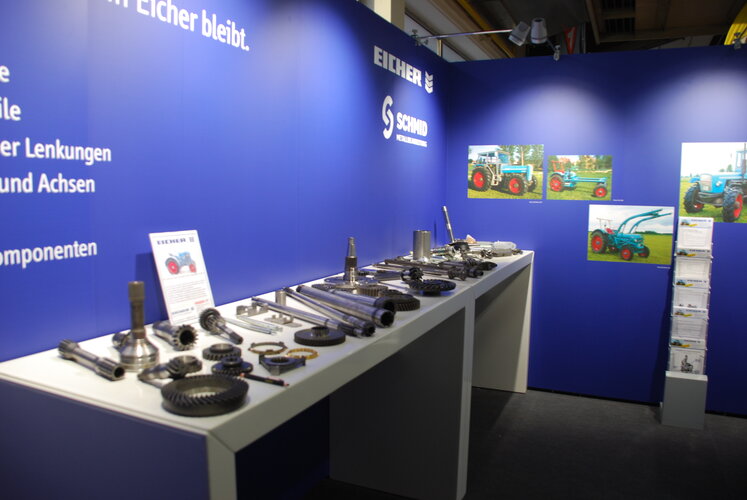 Messestand mit EICHER Ersatzteilen Ausstellung von EICHER Ersatzteilen auf einer Messe