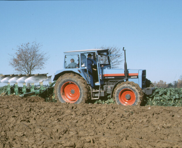 EICHER Traktor Slider 1 EICHER Schlepper auf dem Acker beim Pflügen