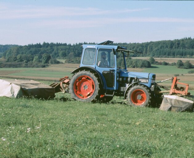 EICHER Traktor Slider 4 EICHER Schlepper bei der Arbeit auf einer Wiese