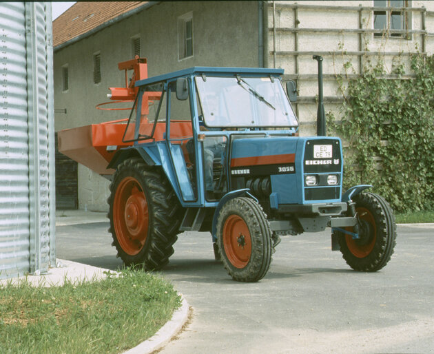 EICHER Traktor Dia 0209 Historischer EICHER Traktor im Einsatz vor einem Gebäude
